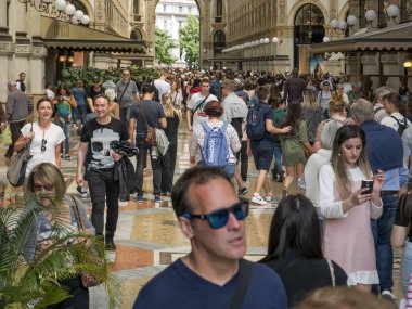 Turist kalabalığın içinde M Galleria Vittorio Emanuele yürüyüş