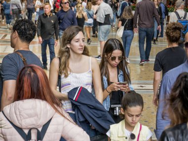 Turist kalabalığın içinde M Galleria Vittorio Emanuele yürüyüş