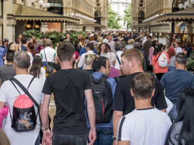 Turist kalabalığın içinde M Galleria Vittorio Emanuele yürüyüş