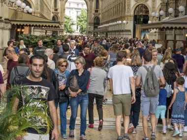 Turist kalabalığın içinde M Galleria Vittorio Emanuele yürüyüş