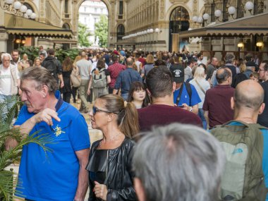 Turist kalabalığın içinde M Galleria Vittorio Emanuele yürüyüş