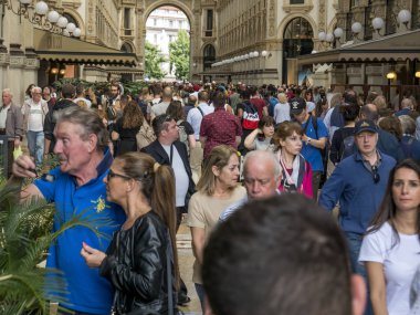 Turist kalabalığın içinde M Galleria Vittorio Emanuele yürüyüş