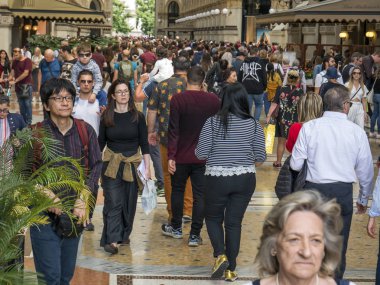Turist kalabalığın içinde M Galleria Vittorio Emanuele yürüyüş