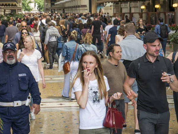 Turist kalabalığın içinde M Galleria Vittorio Emanuele yürüyüş