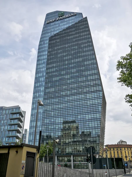 Torre de diamante nuevo edificio en Milán — Foto de Stock