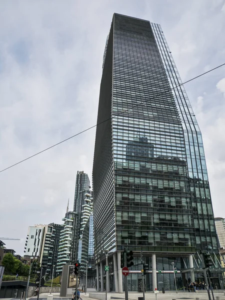 Torre de diamante nuevo edificio en Milán — Foto de Stock
