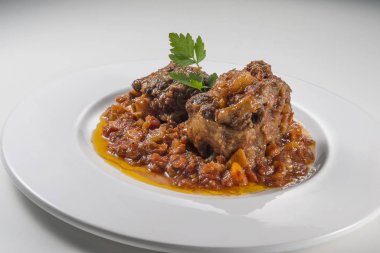 Öküz kuyruğu parçası ile çanak pişmiş