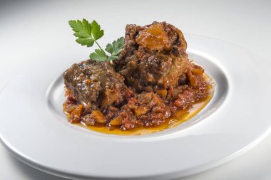 Öküz kuyruğu parçası ile çanak pişmiş