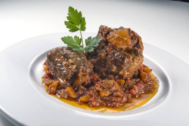 Öküz kuyruğu parçası ile çanak pişmiş