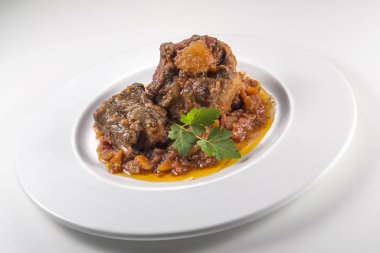 Öküz kuyruğu parçası ile çanak pişmiş