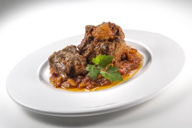 Öküz kuyruğu parçası ile çanak pişmiş