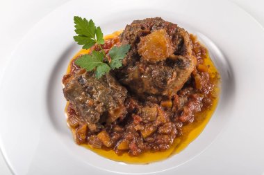 Öküz kuyruğu parçası ile çanak pişmiş