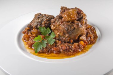 Öküz kuyruğu parçası ile çanak pişmiş