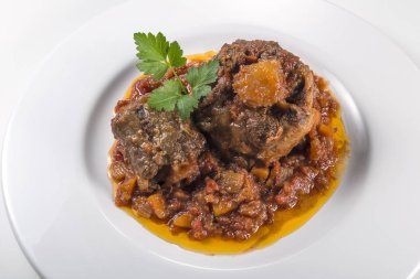 Öküz kuyruğu parçası ile çanak pişmiş