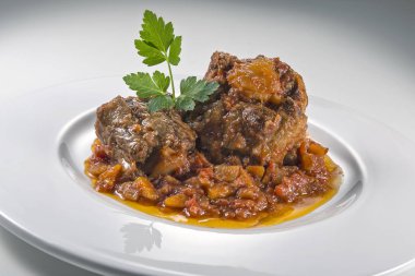 Öküz kuyruğu parçası ile çanak pişmiş