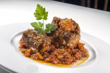 Öküz kuyruğu parçası ile çanak pişmiş