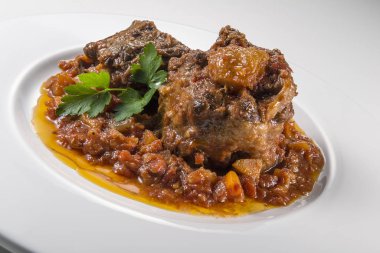 Öküz kuyruğu parçası ile çanak pişmiş