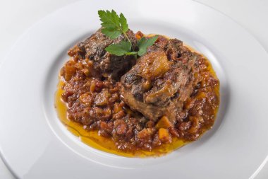 Öküz kuyruğu parçası ile çanak pişmiş