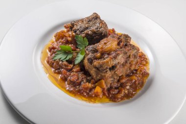 Öküz kuyruğu parçası ile çanak pişmiş