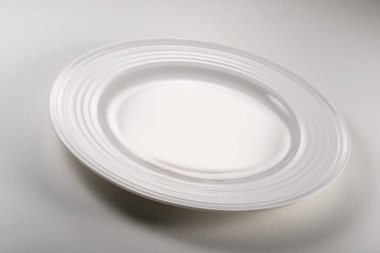 Beyaz masada boş yuvarlak beyaz plaka