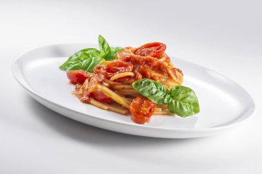 Domates ve fesleğen ile spagetti tabağı