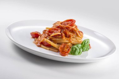 Domates ve fesleğen ile spagetti tabağı