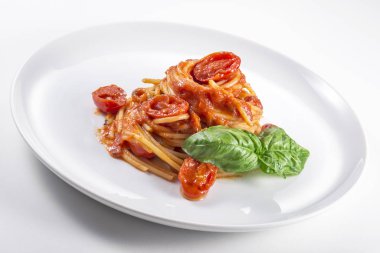 Domates ve fesleğen ile spagetti tabağı