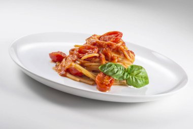 Domates ve fesleğen ile spagetti tabağı