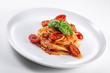 Domates ve fesleğen ile spagetti tabağı