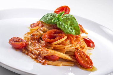 Domates ve fesleğen ile spagetti tabağı