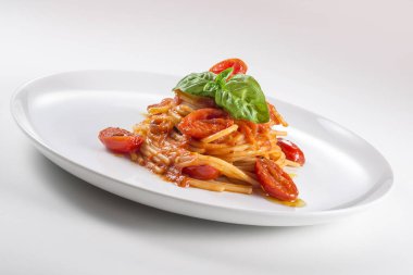 Domates ve fesleğen ile spagetti tabağı