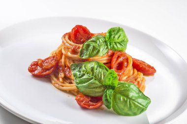 Domates ve fesleğen ile spagetti tabağı