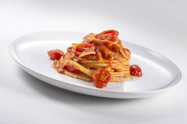 Domates ve fesleğen ile spagetti tabağı