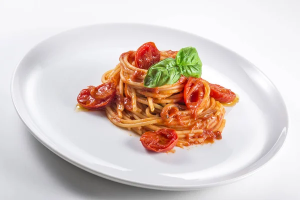 Talerz spaghetti z pomidorem i bazylią — Zdjęcie stockowe