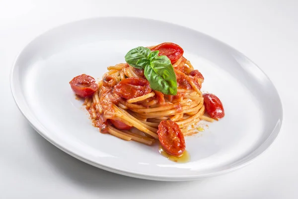 Piatto Spaghetti Con Pomodoro Basilico Isolato Fondo Bianco — Foto Stock