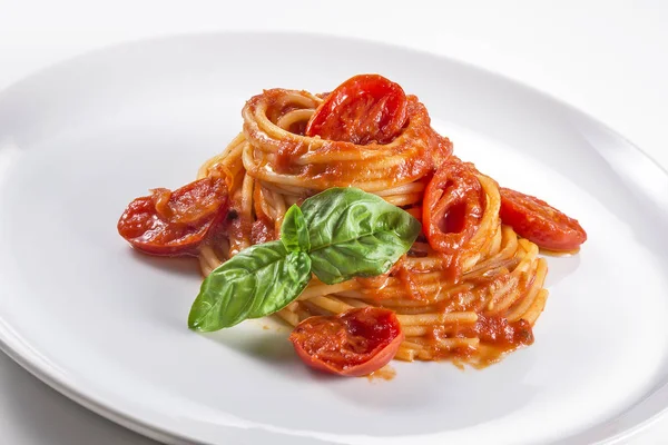 Talíř špaget s rajčaty a bazalkou — Stock fotografie