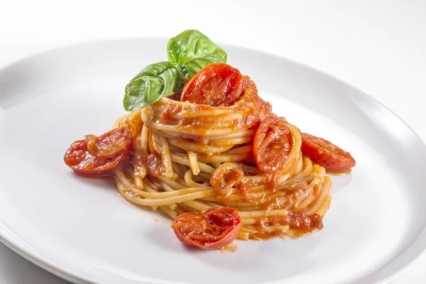 Placa de espaguetis con tomate y albahaca —  Fotos de Stock