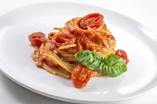 Domates ve fesleğen ile spagetti tabağı