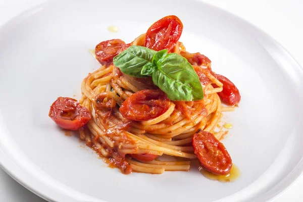 Тарілка спагеті з помідорами і базиліком — стокове фото
