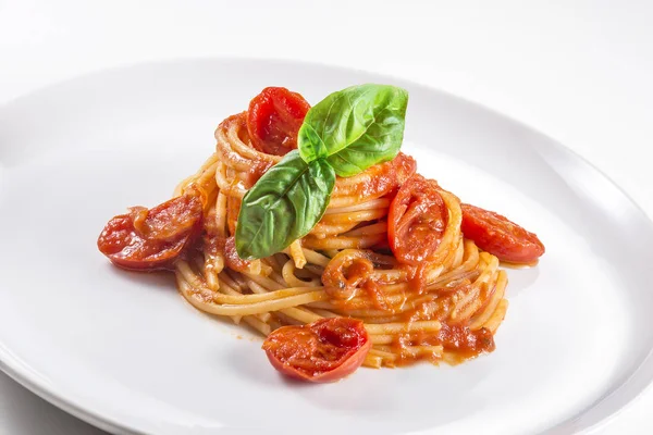 Talerz spaghetti z pomidorem i bazylią — Zdjęcie stockowe