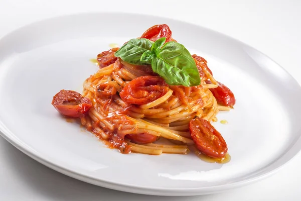 Placa de espaguetis con tomate y albahaca — Foto de Stock