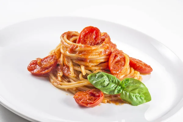 Placa de espaguetis con tomate y albahaca —  Fotos de Stock