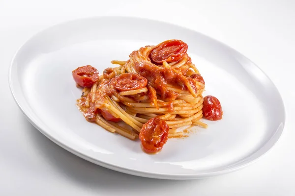 Teller Spaghetti mit Tomatensauce — Stockfoto