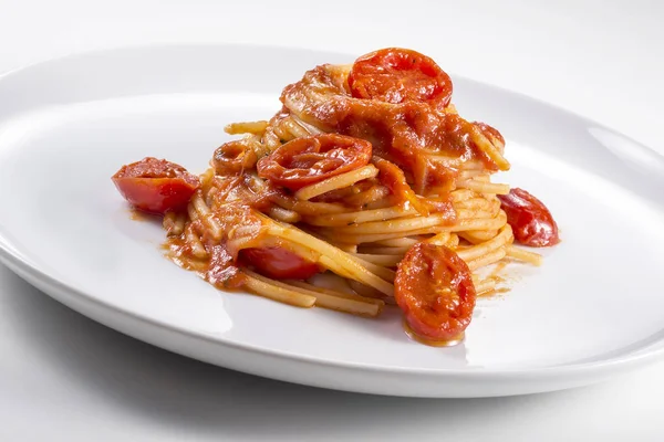 Prato de espaguete com molho de tomate — Fotografia de Stock