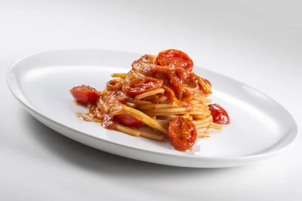 Prato de espaguete com molho de tomate — Fotografia de Stock