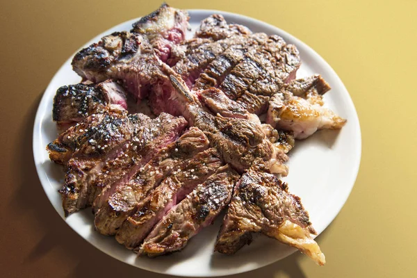 Weißer runder Teller mit gegrilltem T-Bone Steak — Stockfoto