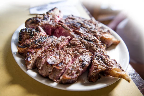 Piatto rotondo bianco con bistecca di T-bone tagliata alla griglia — Foto Stock