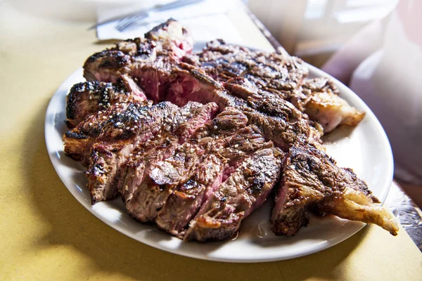 Weißer runder Teller mit gegrilltem T-Bone Steak — Stockfoto