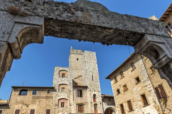 Bien en la plaza de la cisterna en San Gimignano Siena Toscana — Foto de Stock