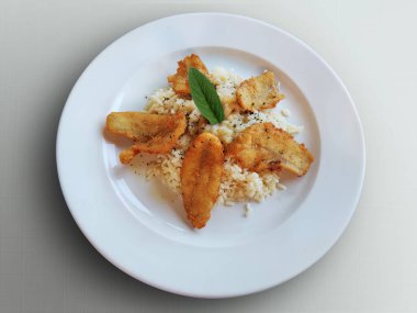 Tavuklu pilav tabağı tereyağı ve adaçayı. Como Gölü 'nün tipik yemeği.